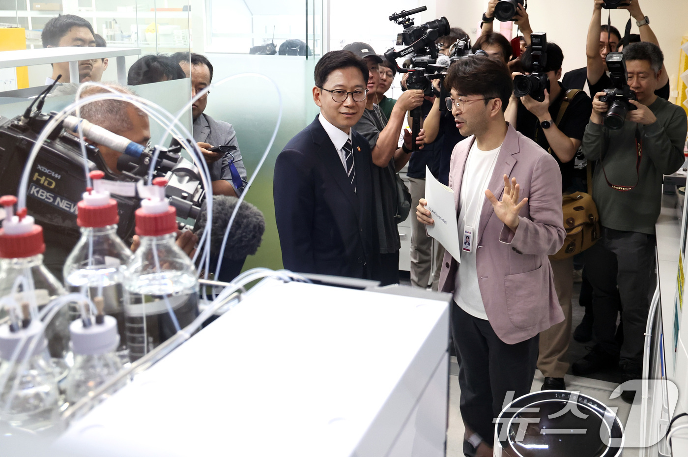 (서울=뉴스1) 구윤성 기자 = 배경훈 과학기술정보통신부 장관이 21일 오후 동대문구 서울바이오허브에 입주한 바이오벤처 기업을 찾아 둘러보고 있다. 2025.7.21/뉴스1