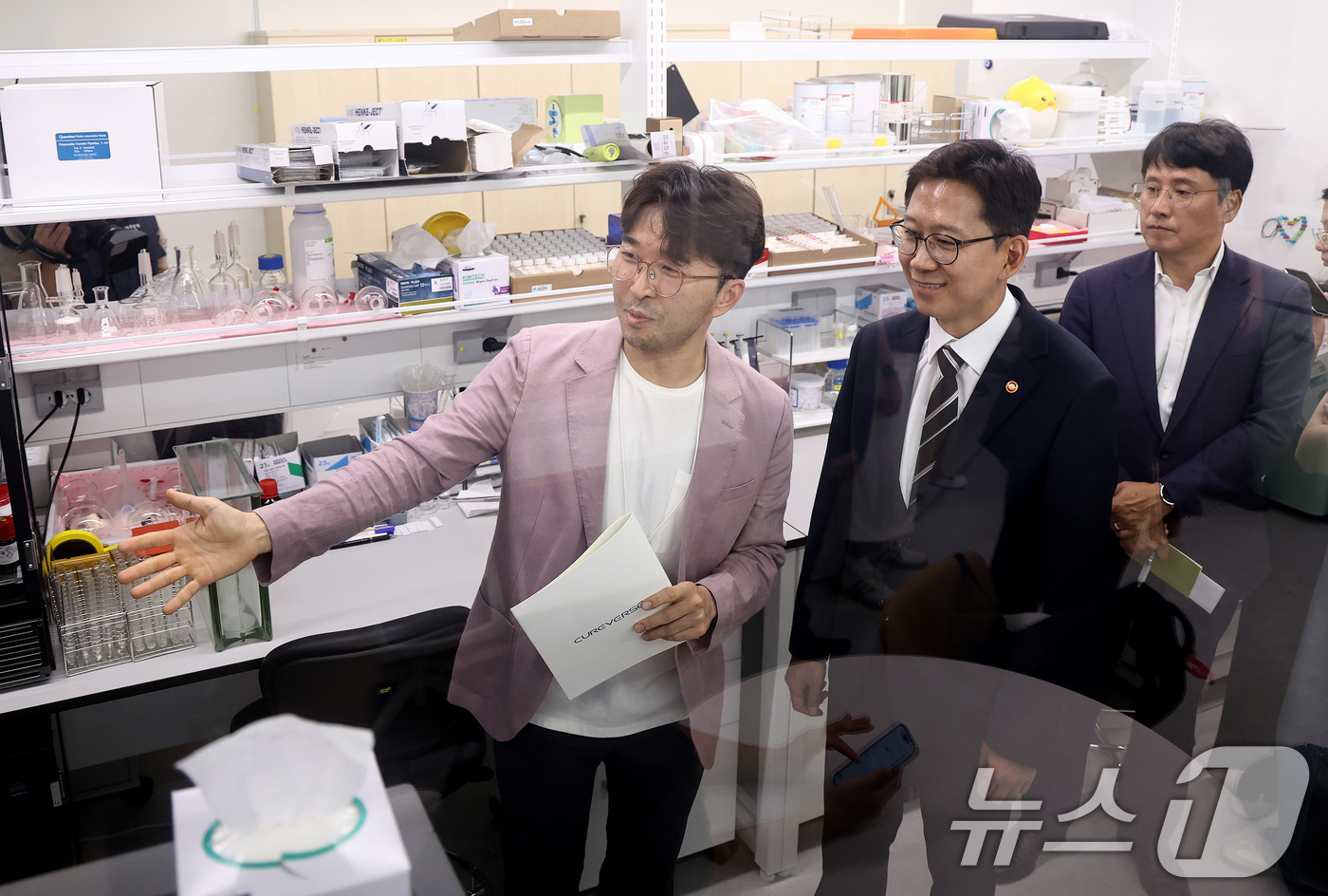 (서울=뉴스1) 구윤성 기자 = 배경훈 과학기술정보통신부 장관이 21일 오후 동대문구 서울바이오허브에 입주한 바이오벤처 기업을 찾아 둘러보고 있다. 2025.7.21/뉴스1