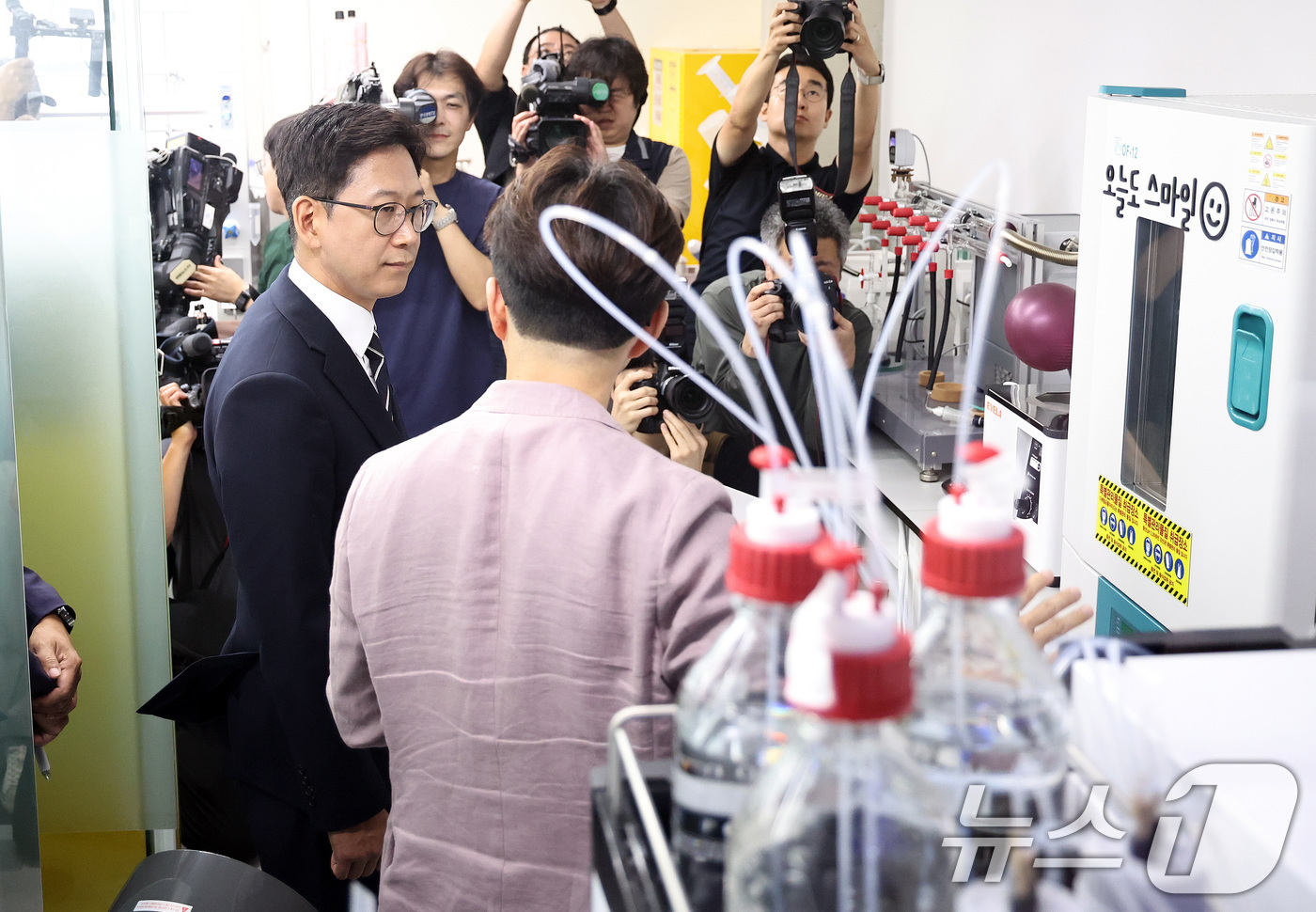 (서울=뉴스1) 구윤성 기자 = 배경훈 과학기술정보통신부 장관이 21일 오후 동대문구 서울바이오허브에 입주한 바이오벤처 기업을 찾아 둘러보고 있다. 2025.7.21/뉴스1