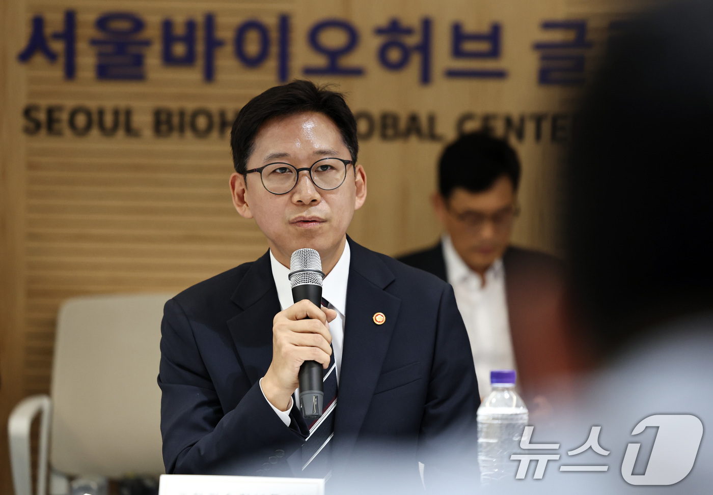 (서울=뉴스1) 구윤성 기자 = 배경훈 과학기술정보통신부 장관이 21일 오후 동대문구 서울바이오허브에서 열린 AI 바이오분야 현장 간담회에서 모두발언을 하고 있다. 2025.7.2 …