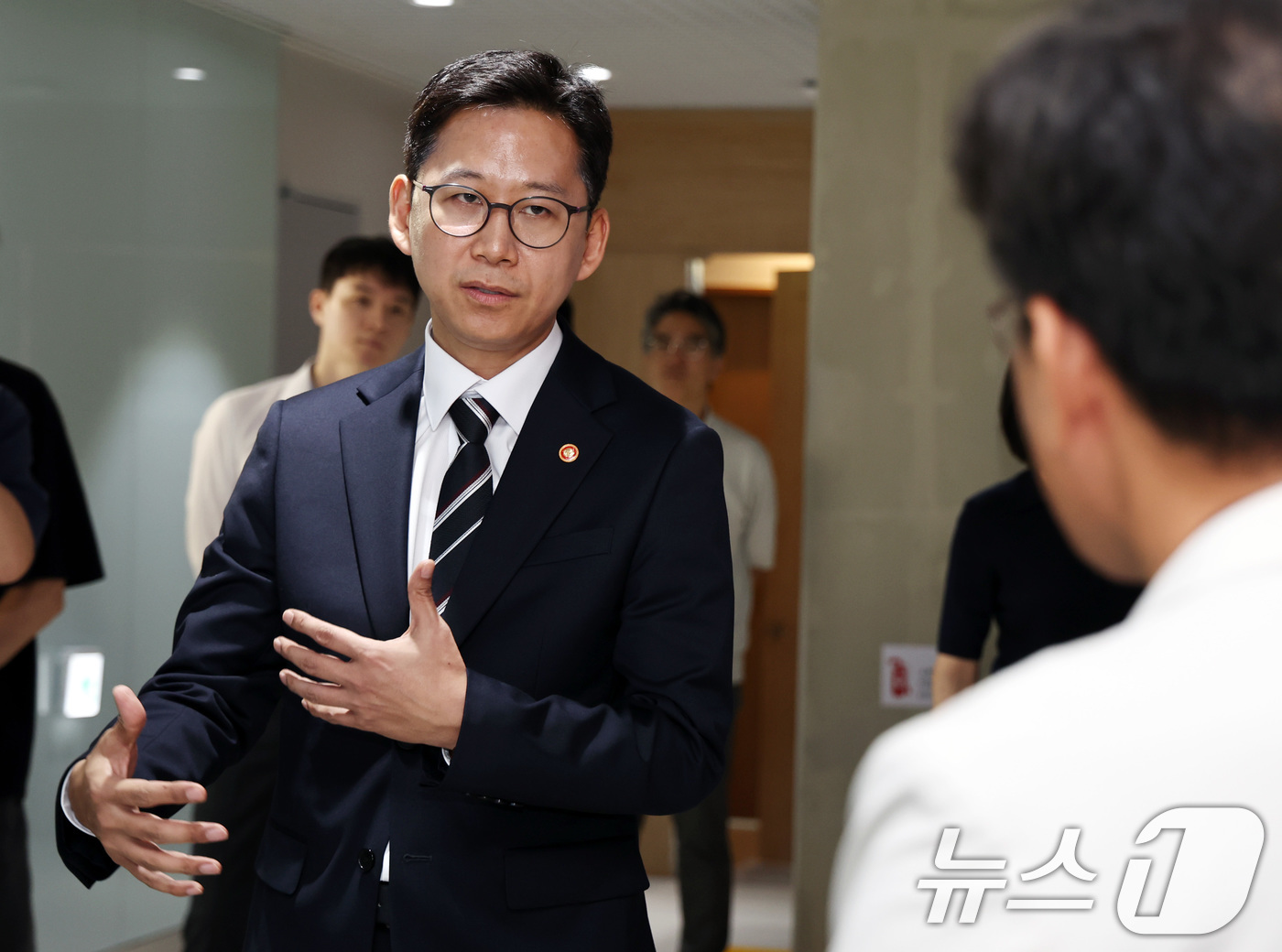 (서울=뉴스1) 구윤성 기자 = 배경훈 과학기술정보통신부 장관이 21일 오후 동대문구 서울바이오허브를 찾아 관계자와 대화하고 있다. 2025.7.21/뉴스1