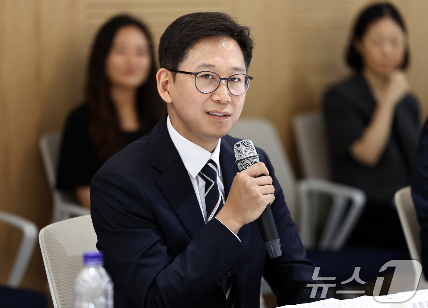 (서울=뉴스1) 구윤성 기자 = 배경훈 과학기술정보통신부 장관이 21일 오후 동대문구 서울바이오허브에서 열린 AI 바이오분야 현장 간담회에서 모두발언을 하고 있다. 2025.7.2 …