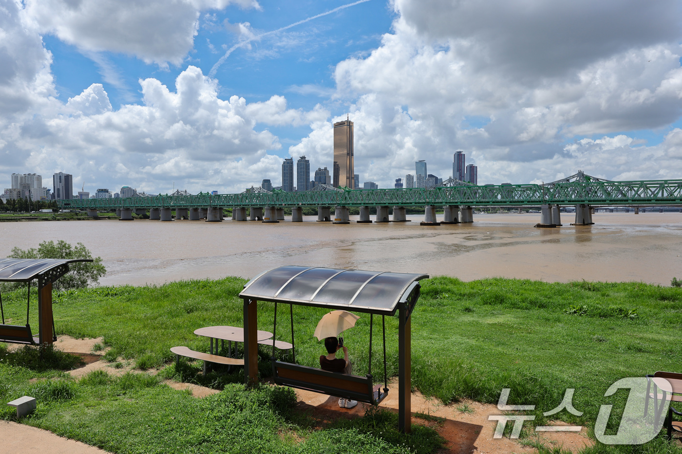 (서울=뉴스1) 신웅수 기자 = 전국적인 집중 호우가 멈춘 가운데 21일 오후 서울 한강대교에서 흙탕물이 된 한강 위로 푸른 하늘이 펼쳐져 있다. 2025.7.21/뉴스1