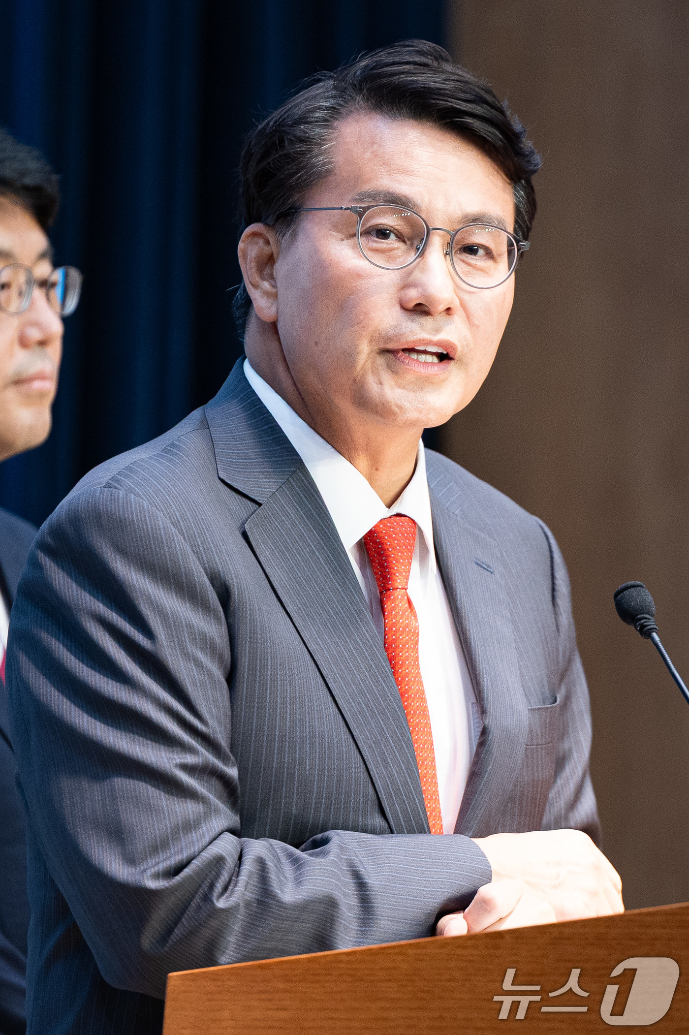 (서울=뉴스1) 유승관 기자 = 윤상현 국민의힘 의원이 21일 서울 여의도 국회 소통관에서 이재명 정부 민생회복 소비쿠폰 관련 기자회견을 하고 있다. 2025.7.21/뉴스1