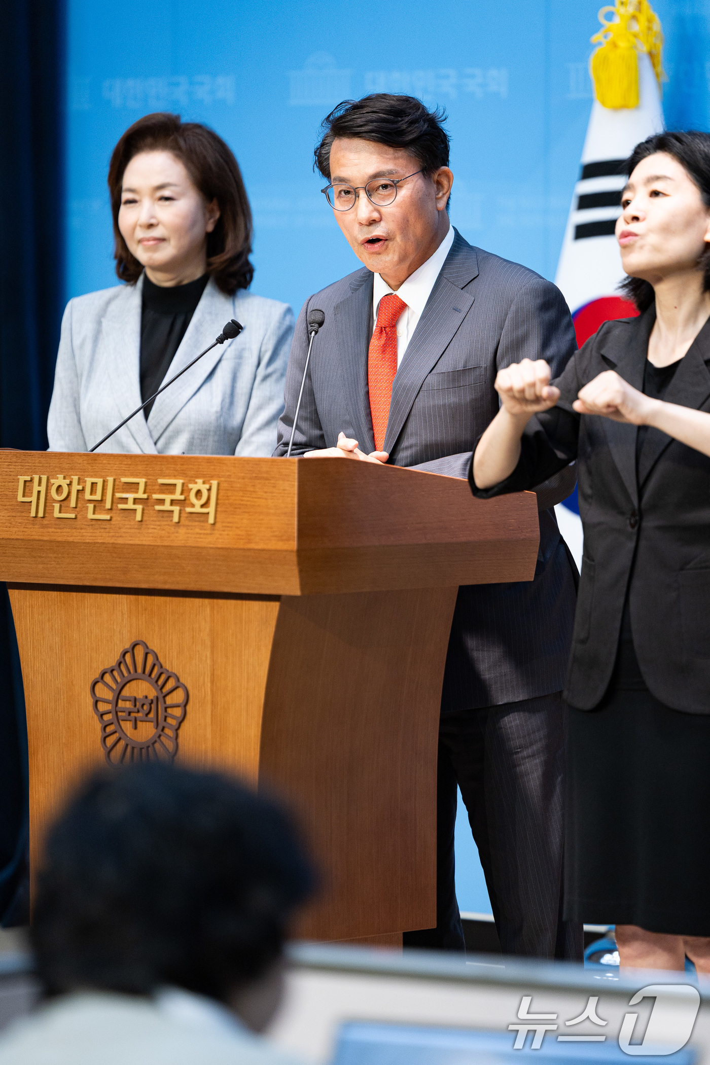 (서울=뉴스1) 유승관 기자 = 윤상현 국민의힘 의원이 21일 서울 여의도 국회 소통관에서 이재명 정부 민생회복 소비쿠폰 관련 기자회견을 하고 있다. 왼쪽은 김민전 의원. 2025 …