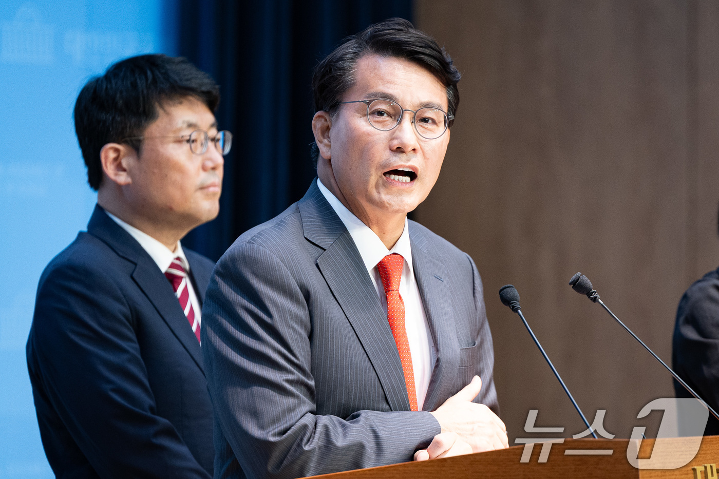 (서울=뉴스1) 유승관 기자 = 윤상현 국민의힘 의원이 21일 서울 여의도 국회 소통관에서 이재명 정부 민생회복 소비쿠폰 관련 기자회견을 하고 있다. 2025.7.21/뉴스1