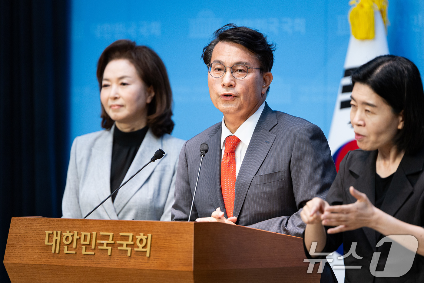 (서울=뉴스1) 유승관 기자 = 윤상현 국민의힘 의원이 21일 서울 여의도 국회 소통관에서 이재명 정부 민생회복 소비쿠폰 관련 기자회견을 하고 있다. 왼쪽은 김민전 의원. 2025 …