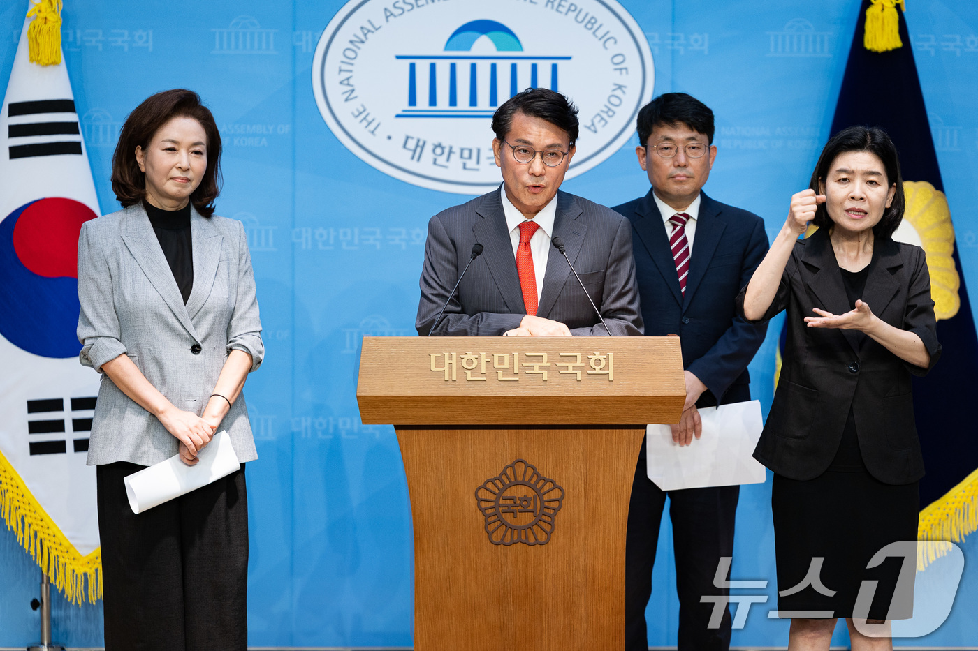 (서울=뉴스1) 유승관 기자 = 윤상현 국민의힘 의원이 21일 서울 여의도 국회 소통관에서 이재명 정부 민생회복 소비쿠폰 관련 기자회견을 하고 있다. 왼쪽은 김민전 의원. 2025 …