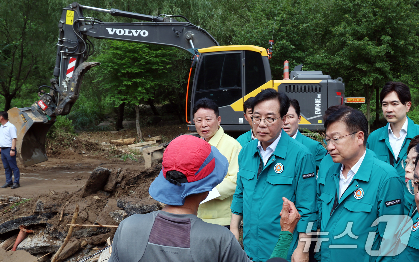 (가평=뉴스1) 김명섭 기자 = 송언석 국민의힘 비상대책위원장이 21일 오후 경기도 가평군 가평읍 용추계곡 수해지역에서 현장을 점검하고 있다.  2025.7.21/뉴스1