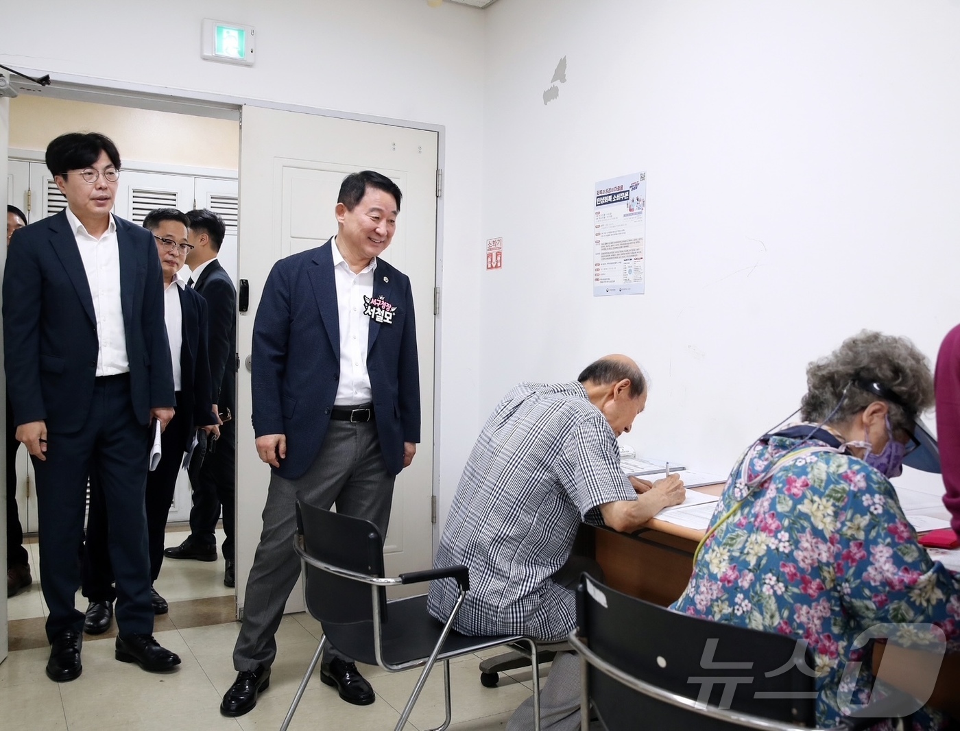 (대전=뉴스1) 이동원 기자 = 서철모 대전 서구청장이 21일 대전 관저2동 행정복지센터를 방문해 현장 운영 상황을 직접 점검했다.서 청장은 민원 응대에 나선 직원들을 격려하고 주 …