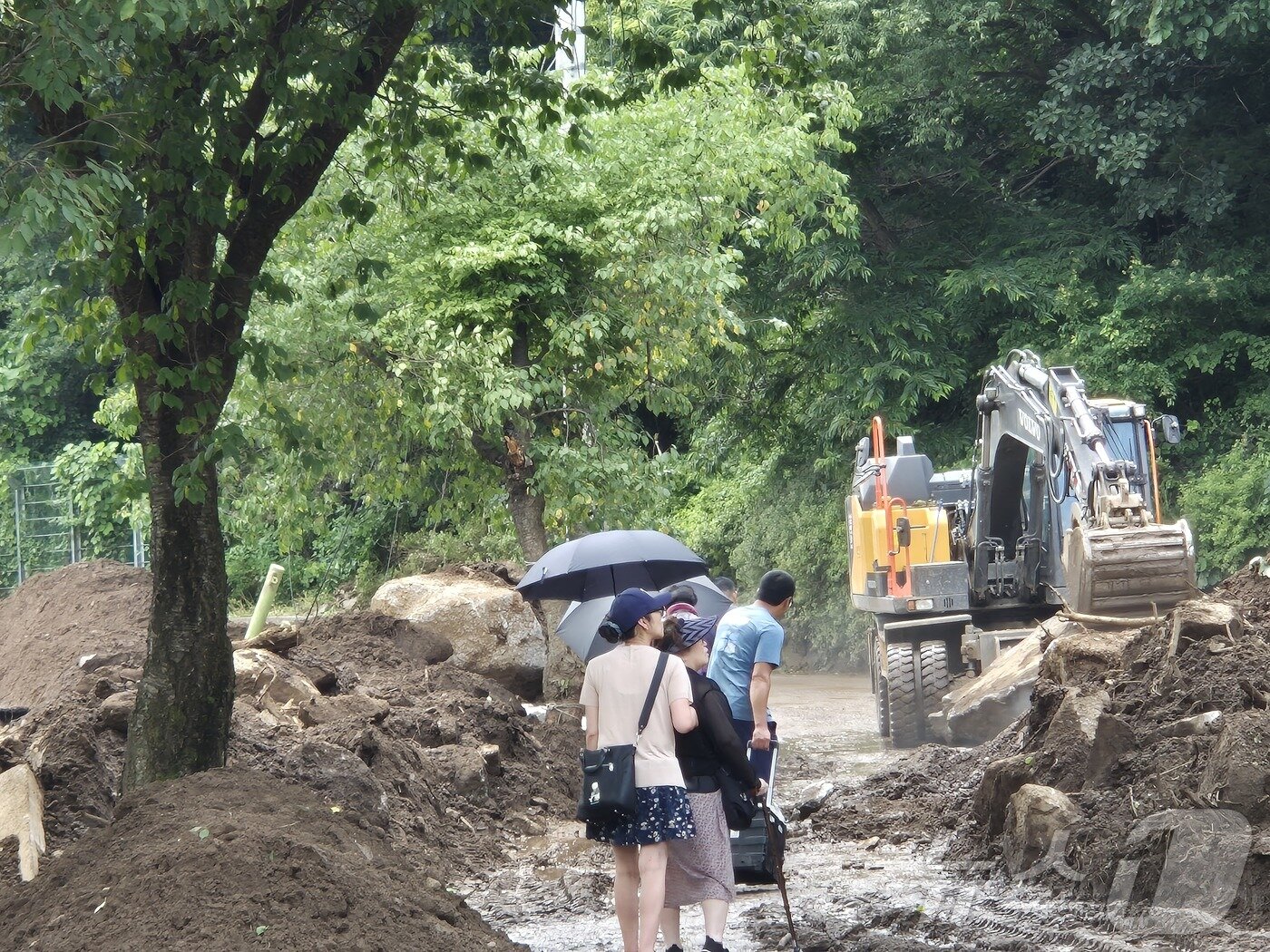 본문 이미지 - 21일 경기 가평군 조종면 마일1리 주민들이 전날 발생한 산사태로 전기와 수도 공급이 끊기면서 마을을 떠나고 있다.2025.7.21/뉴스1 ⓒ News1 양희문 기자