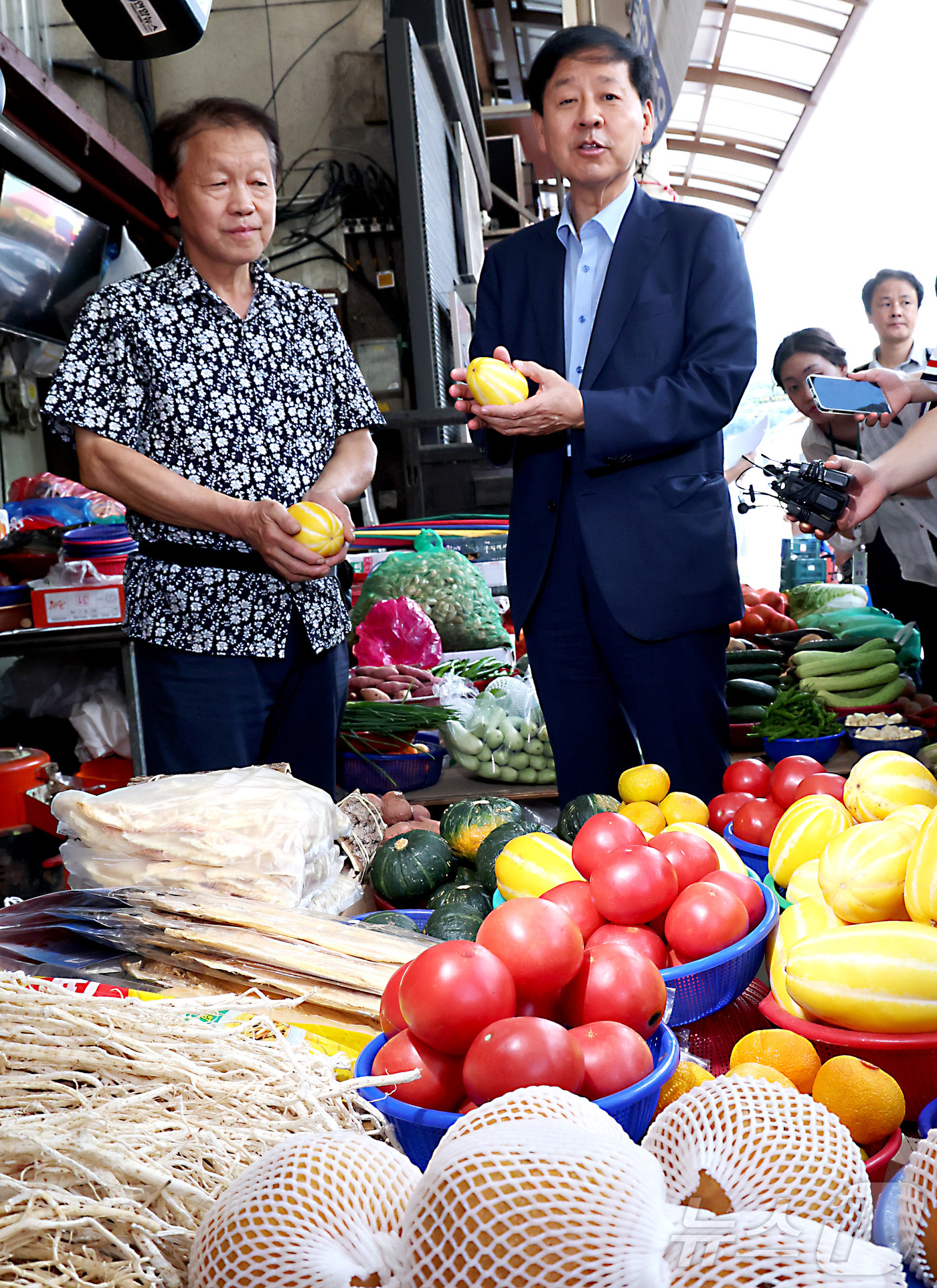 (세종=뉴스1) 김기남 기자 = 구윤철 경제부총리 겸 기획재정부 장관이 21일 오후 민생회복 소비쿠폰 시행 첫날 충남 공주시 산성시장을 방문 과일가게등 재래시장 소비쿠폰 시행을 점 …