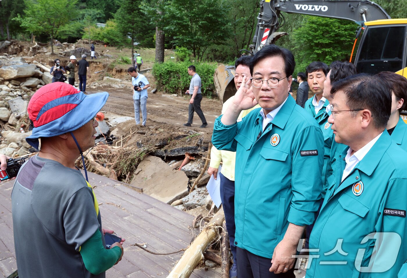 본문 이미지 - 송언석 국민의힘 비상대책위원장이 21일 오후 경기도 가평군 가평읍 용추계곡 수해지역에서 현장을 점검하고 있다. 2025.7.21/뉴스1 ⓒ News1 김명섭 기자