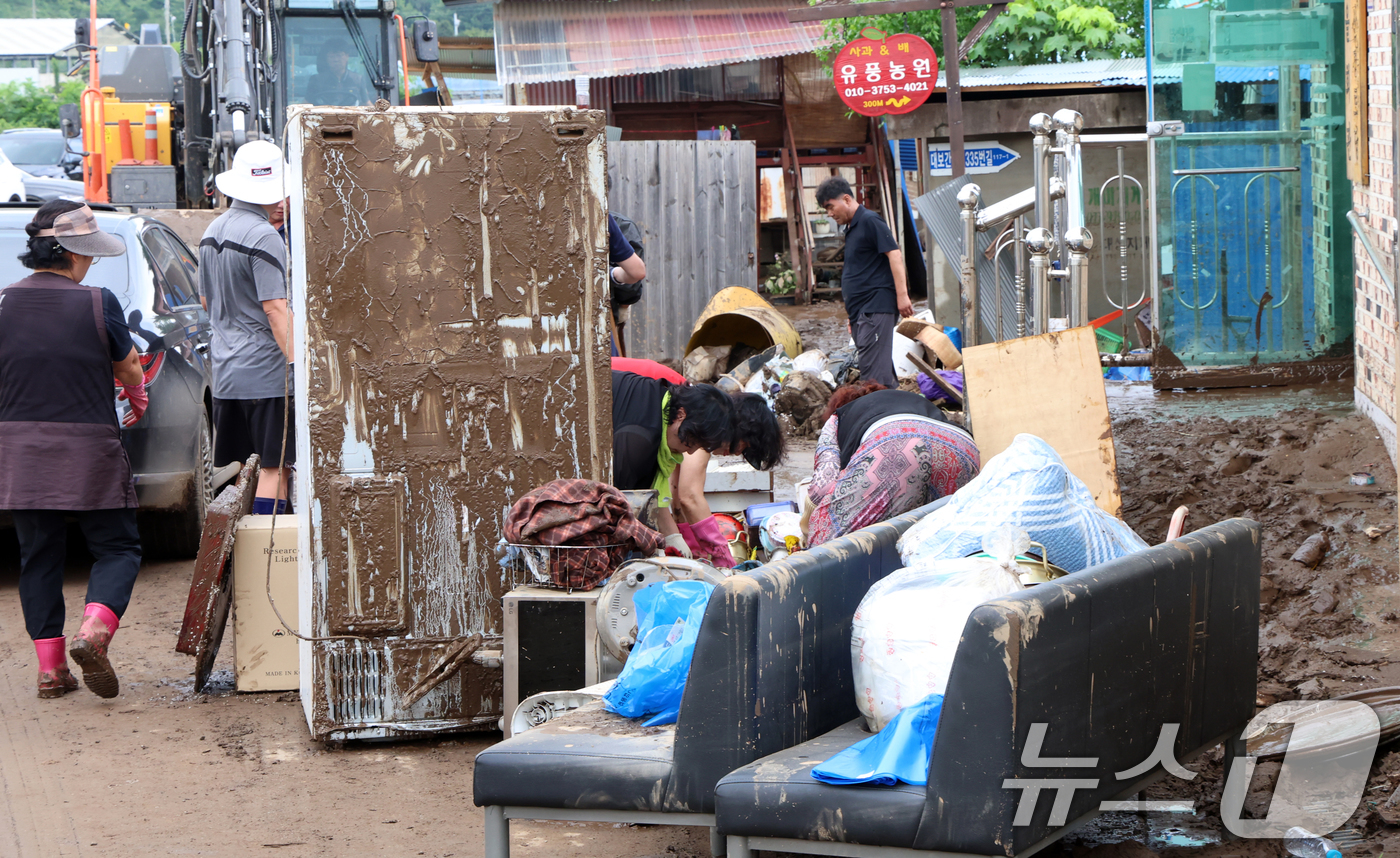 (가평=뉴스1) 김명섭 기자 = 21일 오후 경기도 가평군 가평읍 용추계곡 수해지역에서 복구작업이 한창이다.  2025.7.21/뉴스1