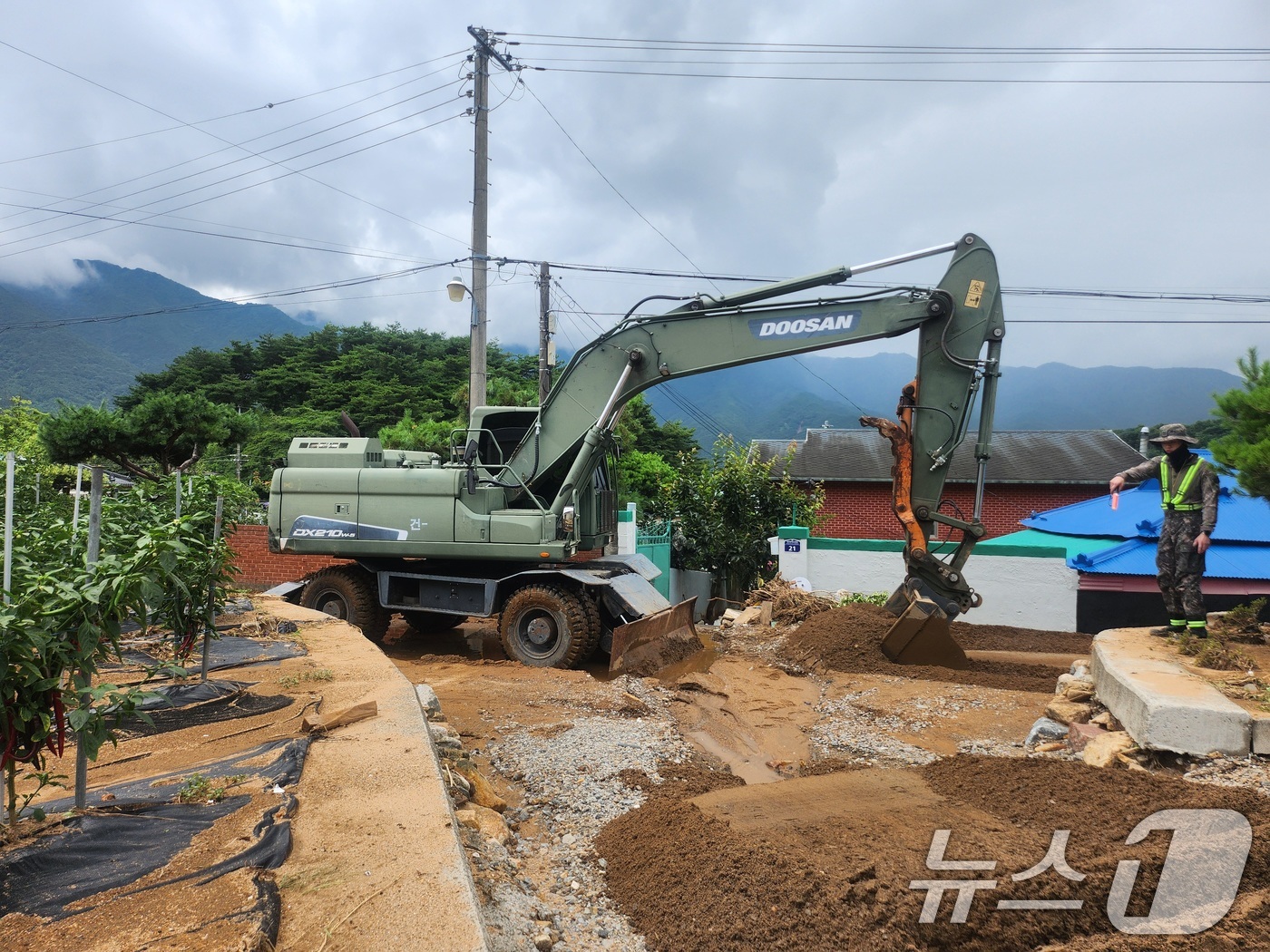 (서울=뉴스1) = 육군은 지난 17일부터 호우피해가 심한 광주광역시와 충청남도 지역을 중심으로 병력을 긴급 투입했으며, 21일까지 제2작전사령부 직할부대와 지역방위사단 장병 누적 …