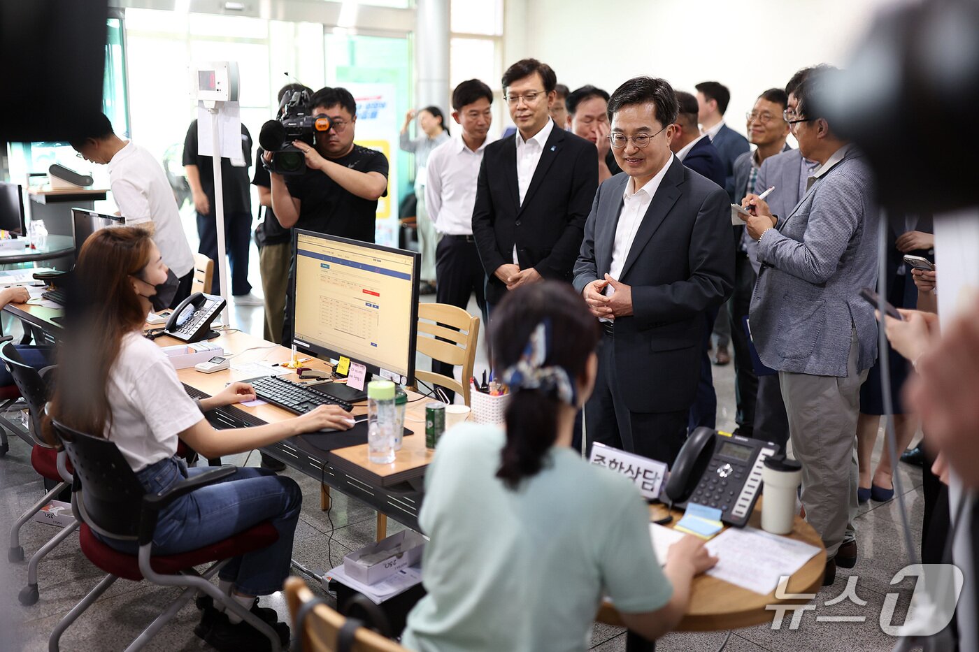 본문 이미지 - 21일 오후 김동연 경기도지사가 원천동 행정복지센터를 방문해 민생회복 소비쿠폰 현장점검 및 건의사항 등을 청취하고 있다.&#40;경기도 제공. 재판매 및 DB금지&#41;