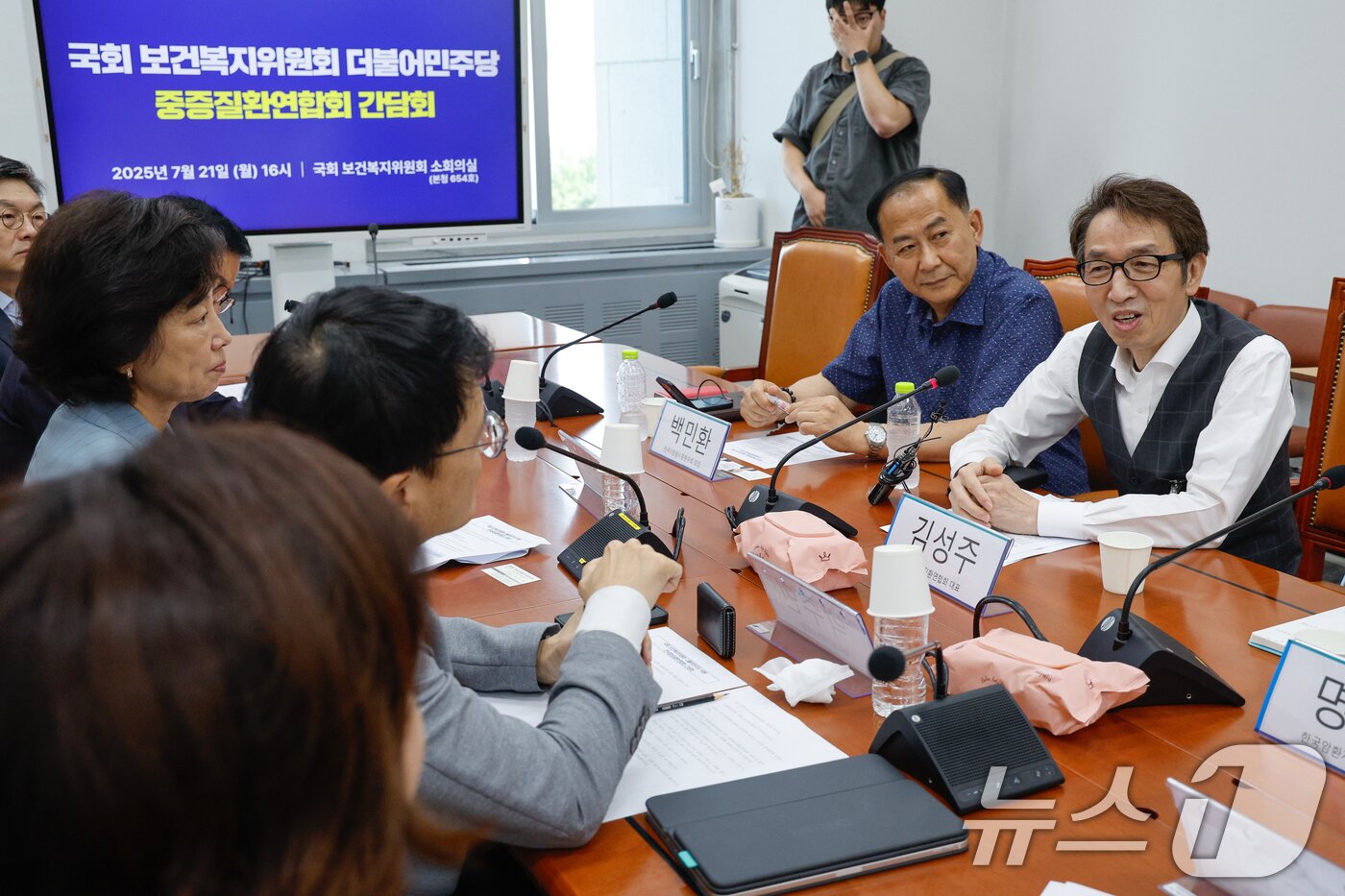 본문 이미지 - 김성주 한국중증질환연합회 회장이 21일 오후 서울 여의도 국회에서 박주민 보건복지위원장을 비롯한 더불어민주당 위원들과 간담회를 하고 있다. 2025.7.21/뉴스1 ⓒ News1 안은나 기자