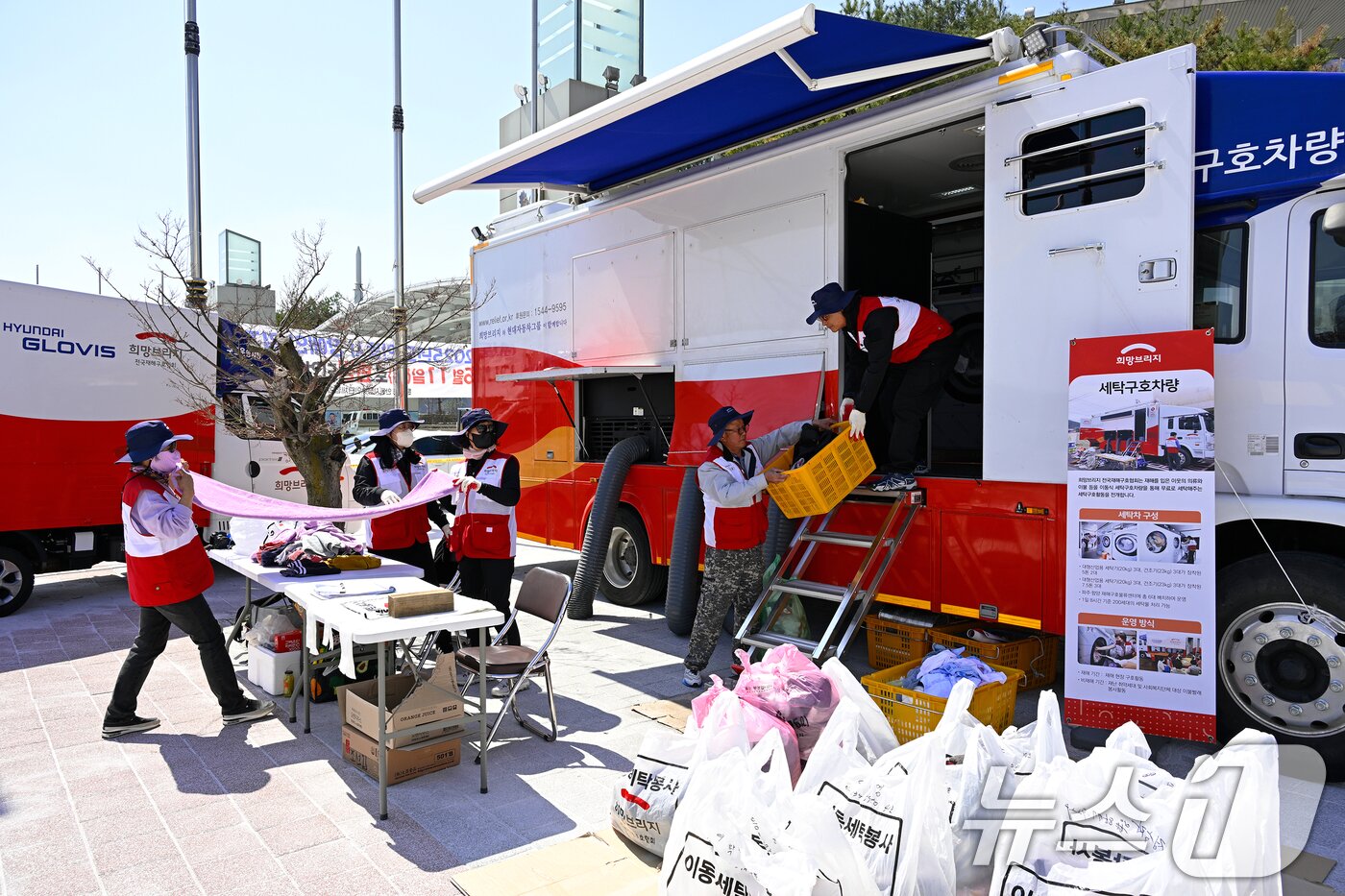 본문 이미지 - 현대자동차그룹이 집중호우 피해 복구를 위한 성금 20억 원을 전달하고 긴급 복구 지원 활동에 나섰다고 21일 밝혔다. 사진은 피해 지역에 투입된 세탁·방역 구호차량 모습. &#40;현대차그룹 제공. 재판매 및 DB 금지&#41; 2025.7.21/뉴스1