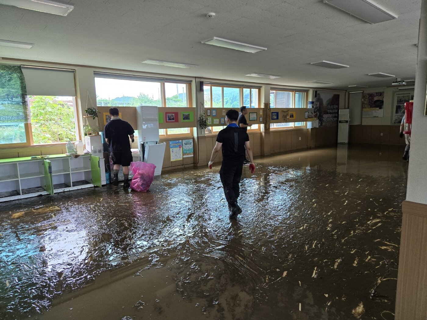 본문 이미지 - 마을 관계자 및 공무원, 김용태 의원실 보좌진들이 21일 오후 경기도 가평군 용추로 승안2리 마을회관에서 물이 차오른 수해 현장을 복구하고 있는 모습 2025.7.21/뉴스1 ⓒ News1 손승환 기자