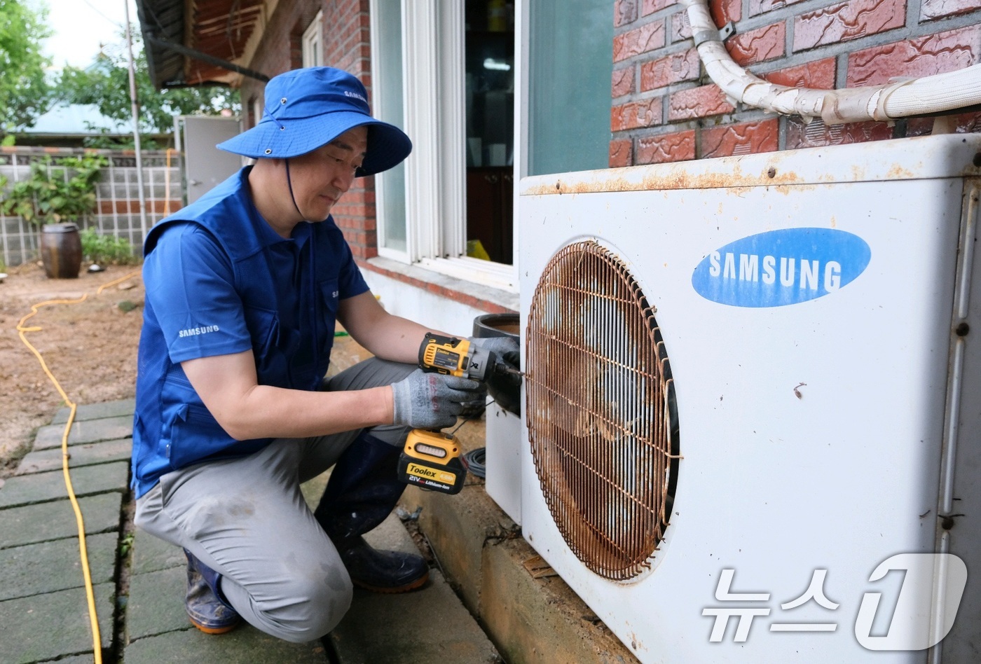 (서울=뉴스1) = 삼성은 전국 각지에서 발생한 집중호우로 큰 피해를 입은 주민들을 위로하고 신속한 피해 복구를 지원하기 위해 성금 30억원을 기부했다고 21일 밝혔다.사진은 지난 …