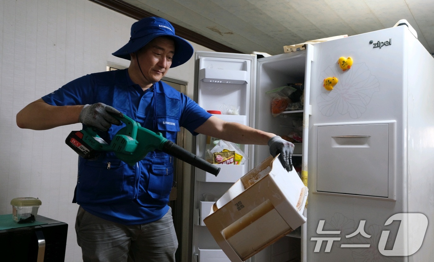 (서울=뉴스1) = 삼성은 전국 각지에서 발생한 집중호우로 큰 피해를 입은 주민들을 위로하고 신속한 피해 복구를 지원하기 위해 성금 30억원을 기부했다고 21일 밝혔다.사진은 지난 …