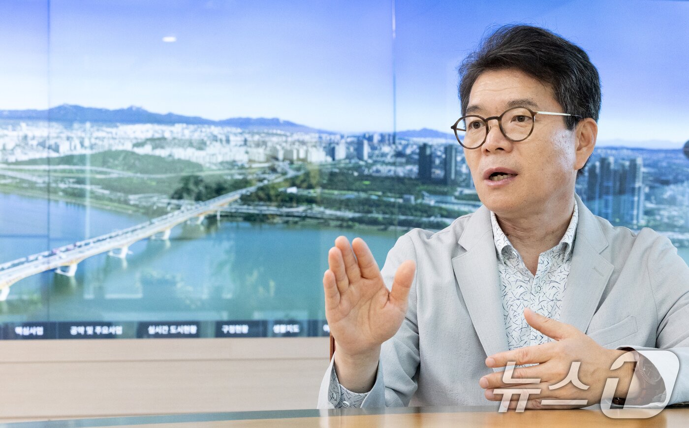 본문 이미지 - 정원오 서울 성동구청장이 21일 서울 성동구청에서 뉴스1과 인터뷰하고 있다. ⓒ News1 이승배 기자