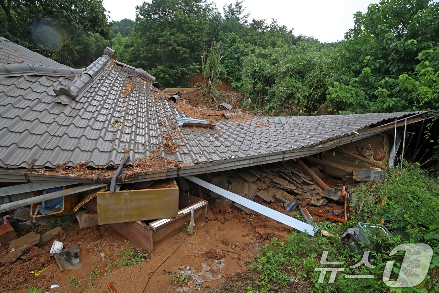 (산청=뉴스1) 윤일지 기자 = 21일 경남 산청군 산청읍 병정마을 한 주택이 폭우와 산사태로 차량이 파손되는 등 주택이 붕괴돼 있다.  2025.7.21/뉴스1