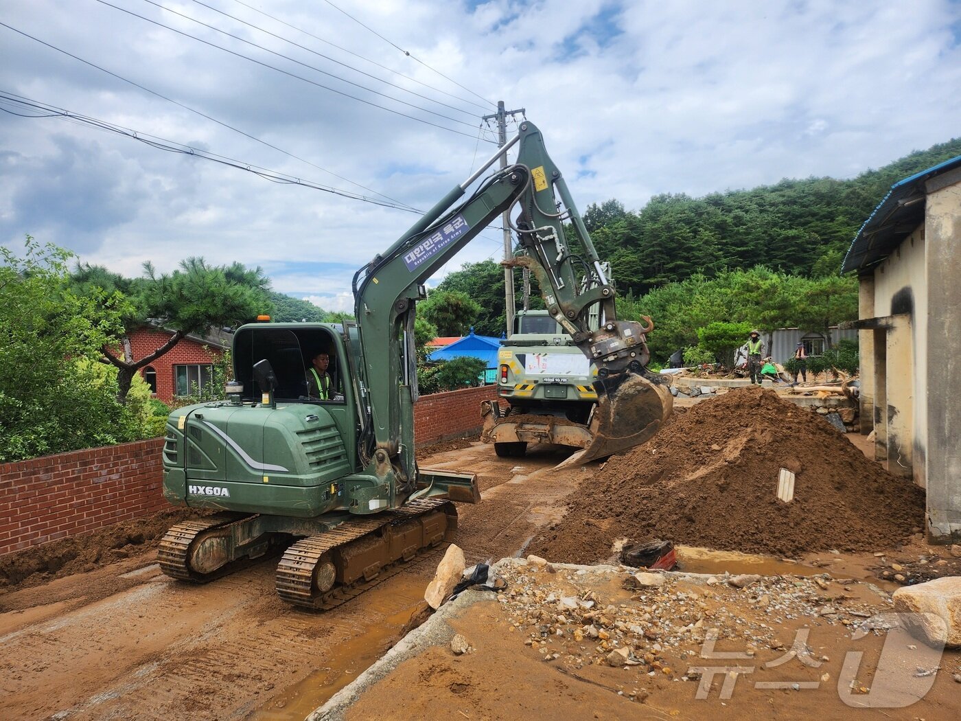 본문 이미지 - 육군 제39보병사단 장병들이 21일 경남 산청군 산청읍 일대에서 굴삭기를 활용해 침수피해 민가 주변에 쌓인 토사를 제거하고 있다. &#40;육군본부 제공. 재판매 및 DB 금지&#41; 2025.7.21/뉴스1
