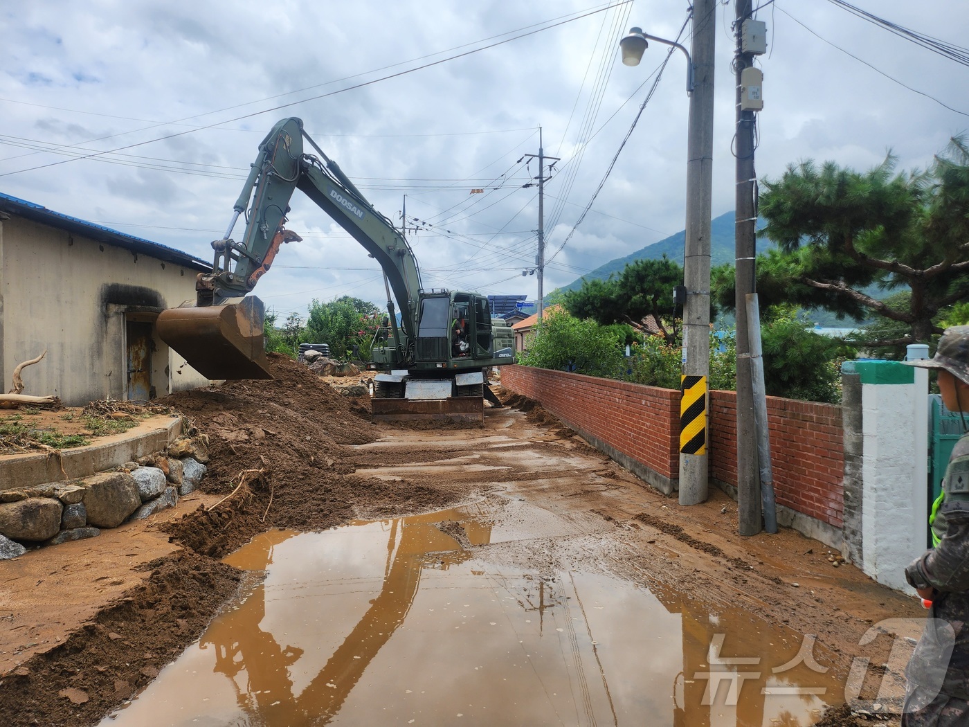 (서울=뉴스1) = 육군 제39보병사단 장병들이 21일 경남 산청군 산청읍 일대에서 굴삭기를 활용해 침수피해 민가 주변에 쌓인 토사를 제거하고 있다. (육군본부 제공. 재판매 및 …