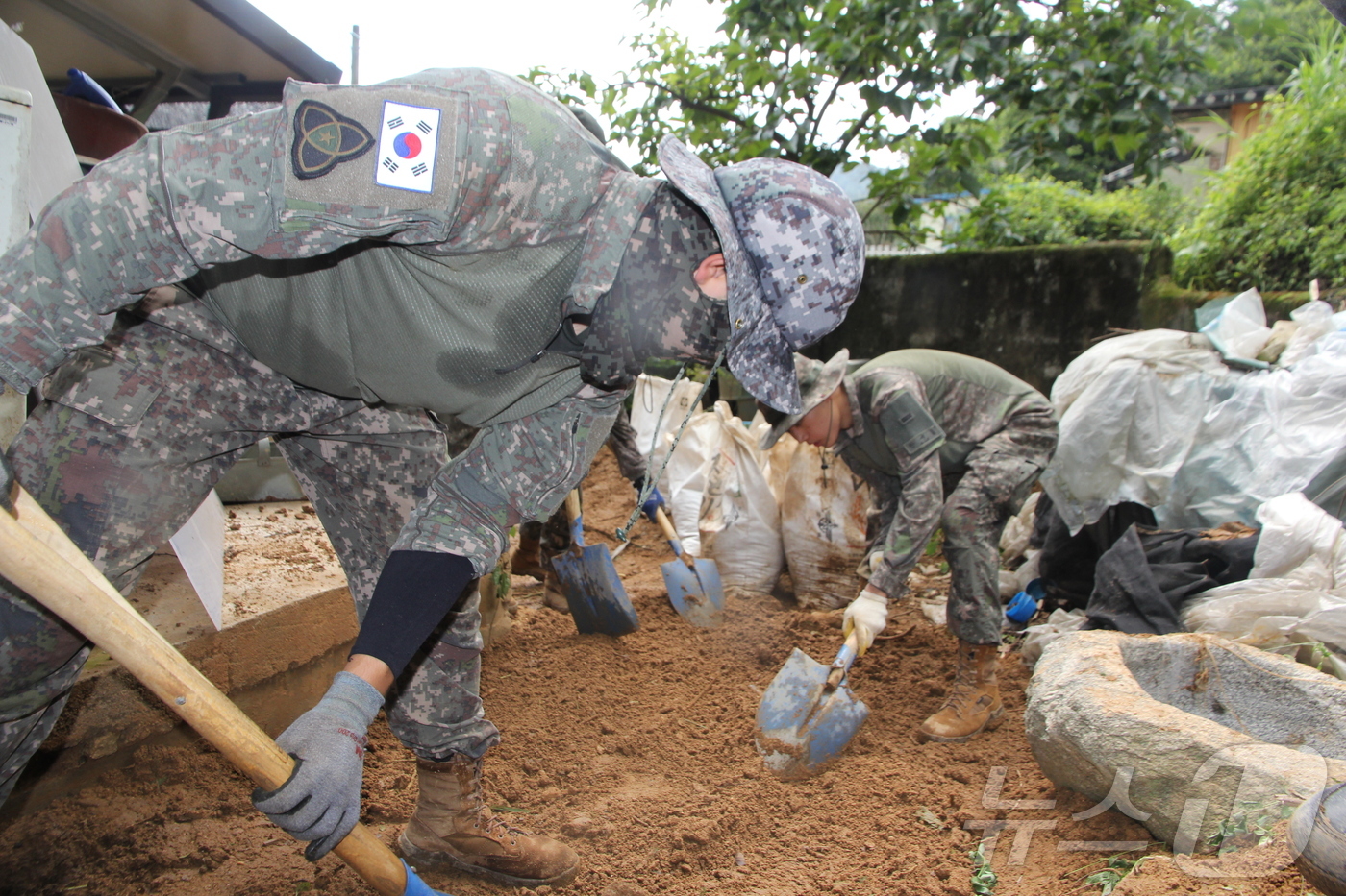 (서울=뉴스1) = 육군 제35보병사단 장병들이 21일 전북 순창군 풍산면 침수 피해 민가 주변에 쌓인 토사를 제거하고 있다. (육군본부 제공. 재판매 및 DB 금지) 2025.7 …