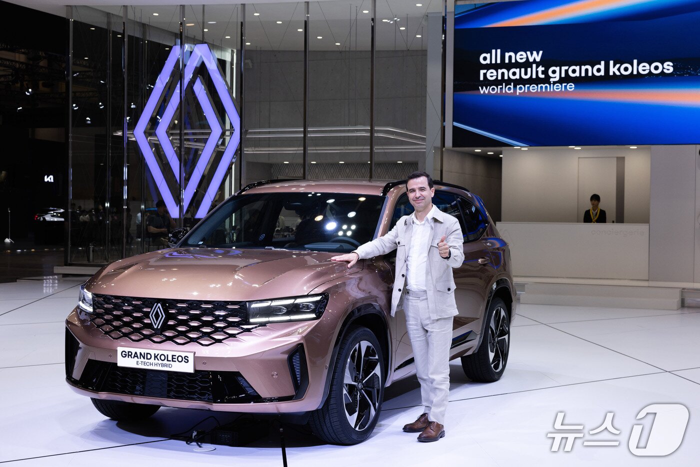 본문 이미지 - 스테판 드블레즈 르노코리아 대표이사 사장이 지난해 6월 부산 모빌리티쇼에서 중형 스포츠유틸리티차&#40;SUV&#41; &#39;그랑 콜레오스&#39;를 처음 공개한 모습&lt;자료사진&gt;&#40;르노코리아 제공&#41;. 2025.06.27.
