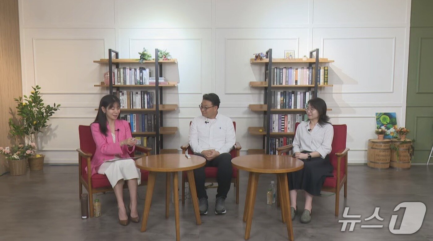본문 이미지 - 손미현 서울대 미래혁신연구원 연구교수&#40;왼쪽부터&#41;와 김주일 강원대 교수, 김주현 서울대 의과대학 교수가 러브버그에 대해 대화하고 있다. ⓒ 뉴스1