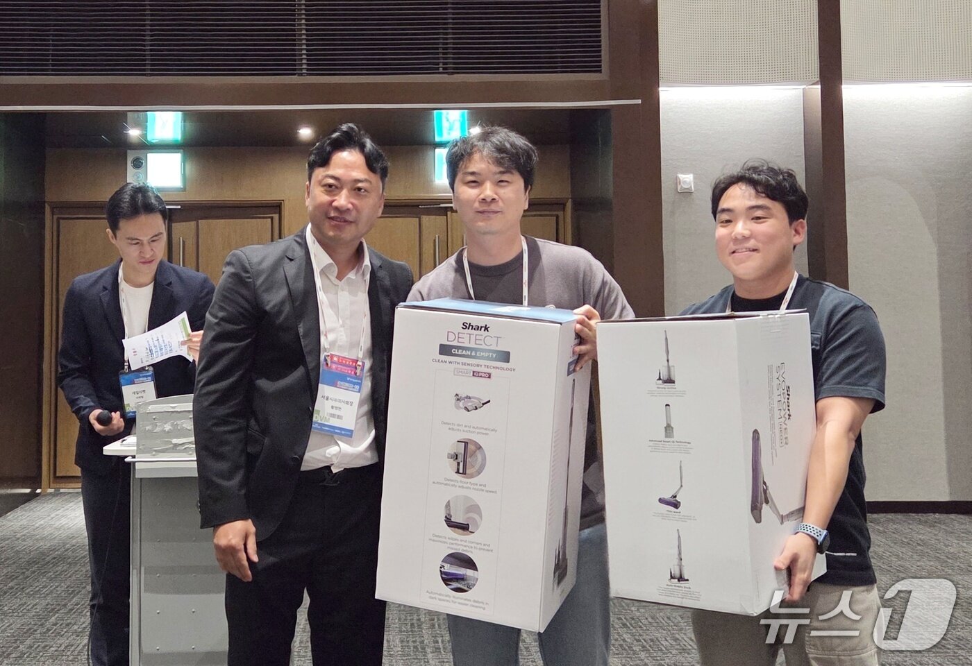 본문 이미지 - 황정연 서울시수의사회 회장(왼쪽 두 번째)이 20일 경기도수의사회 회원에게 경품을 전달하고 있다. ⓒ 뉴스1