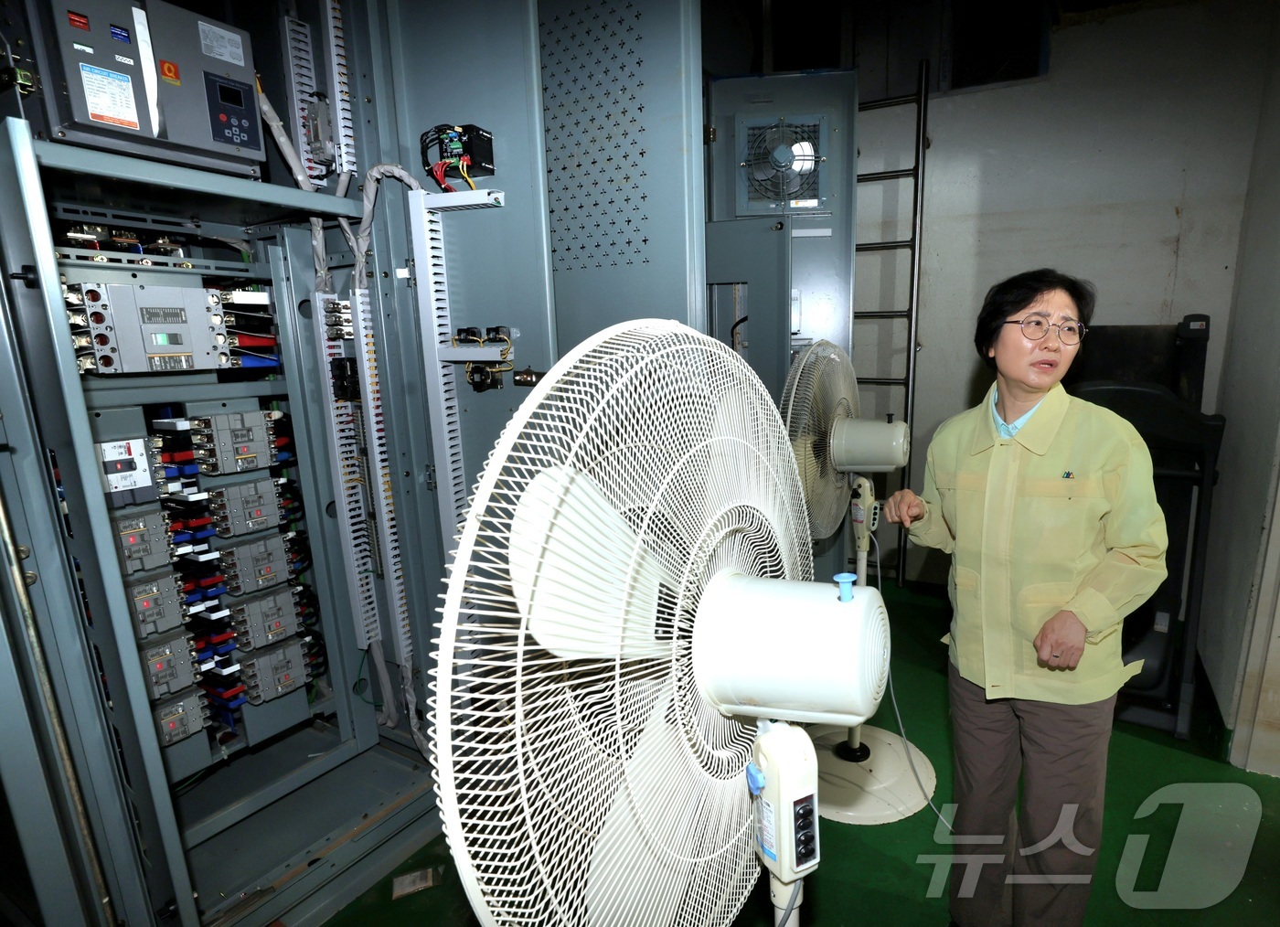 (서울=뉴스1) = 이스란 보건복지부 제1차관이 21일 오후 충남 천안 소재 대명노인전문요양원(호우 피해시설)을 방문, 최근 집중호우로 인한 피해 현장을 직접 점검하고 있다.  ( …