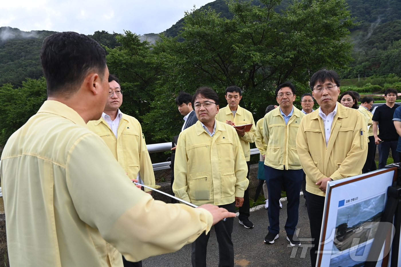 (서울=뉴스1) = 김광용 행정안전부 재난안전관리본부장이 21일 전남 담양군 무정면 봉안리 일대를 방문해 집중호우로 인한 피해 현황과 복구 상황을 점검하고 있다. (행정안전부 제공 …
