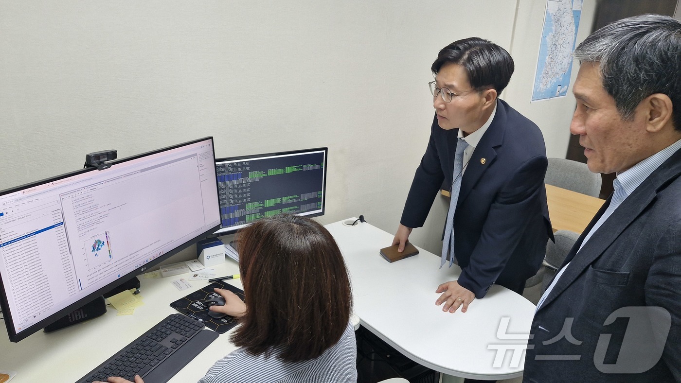 (서울=뉴스1) = 구혁채 과학기술정보통신부 제1차관이 21일 경기도 고양시 일산서구 한국건설기술연구원 본원을 방문, 도심 호우 예측 및 피해 저감을 위한 연구개발(R&D) 현황을 …