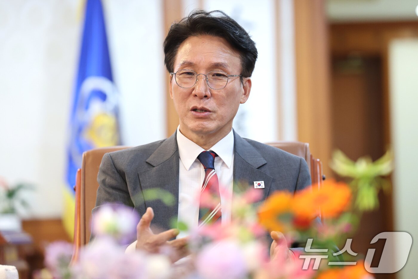 본문 이미지 - 김민석 국무총리가 21일 서울 종로구 정부서울청사 집무실에서 뉴스1과 인터뷰를 갖고 있다. 2025.7.21/뉴스1 ⓒ News1 임세영 기자