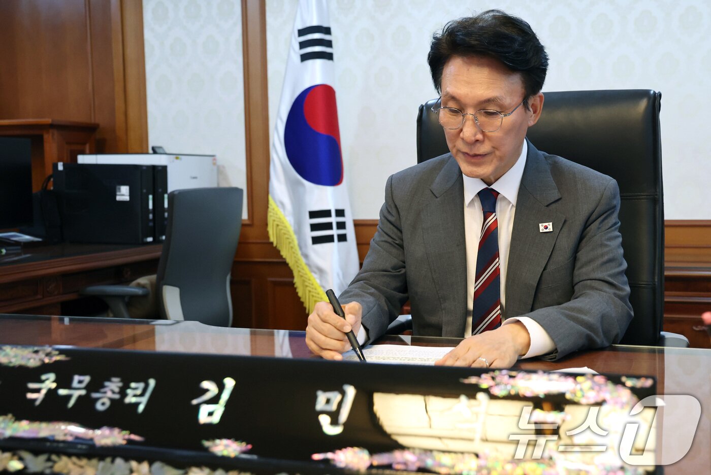 본문 이미지 - 김민석 국무총리가 21일 서울 종로구 정부서울청사 집무실에서 뉴스1과 인터뷰를 갖고 있다. 2025.7.21/뉴스1 ⓒ News1 임세영 기자