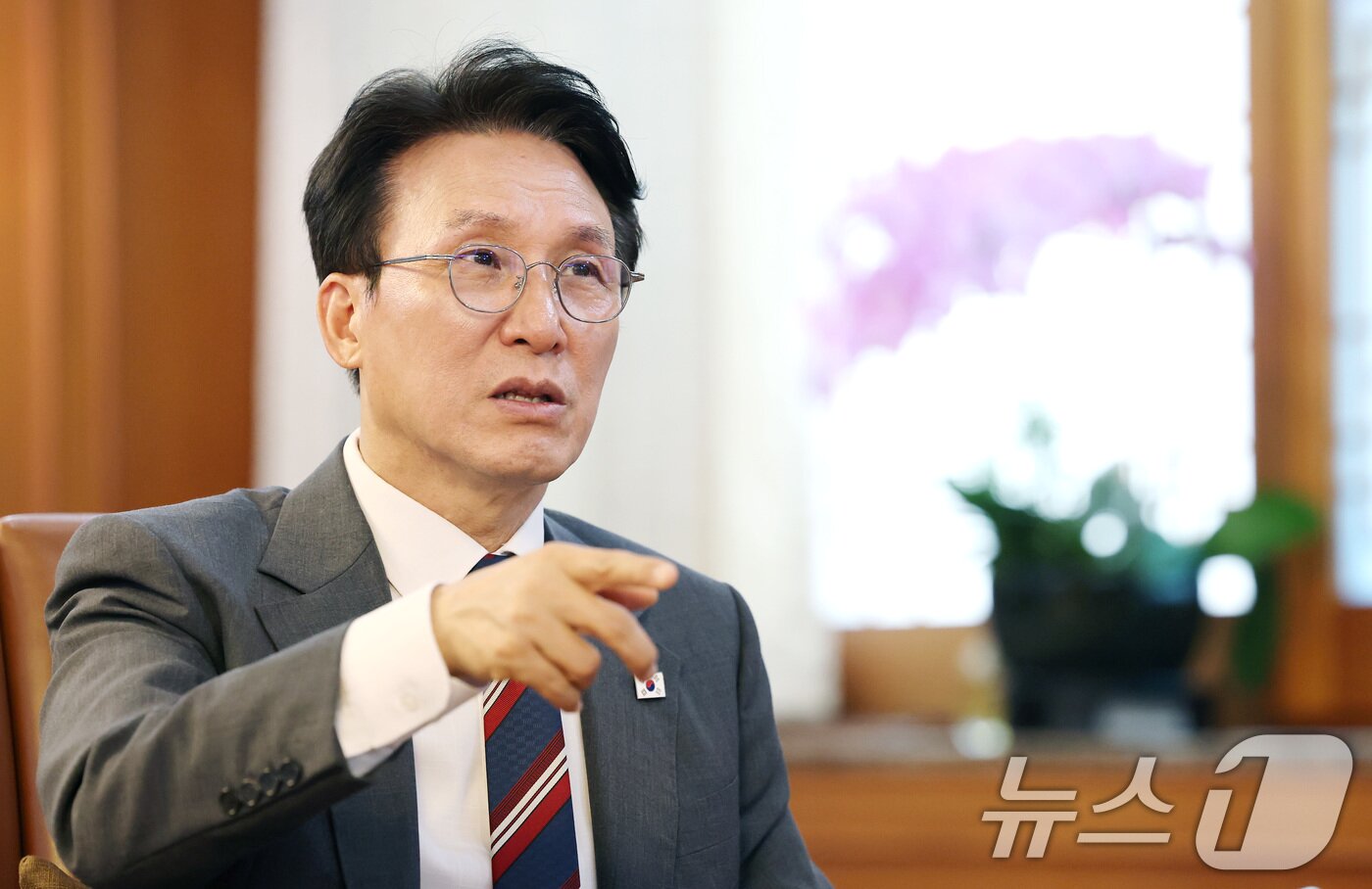 본문 이미지 - 김민석 국무총리가 21일 서울 종로구 정부서울청사 집무실에서 뉴스1과 인터뷰를 갖고 있다. 2025.7.21/뉴스1 ⓒ News1 임세영 기자