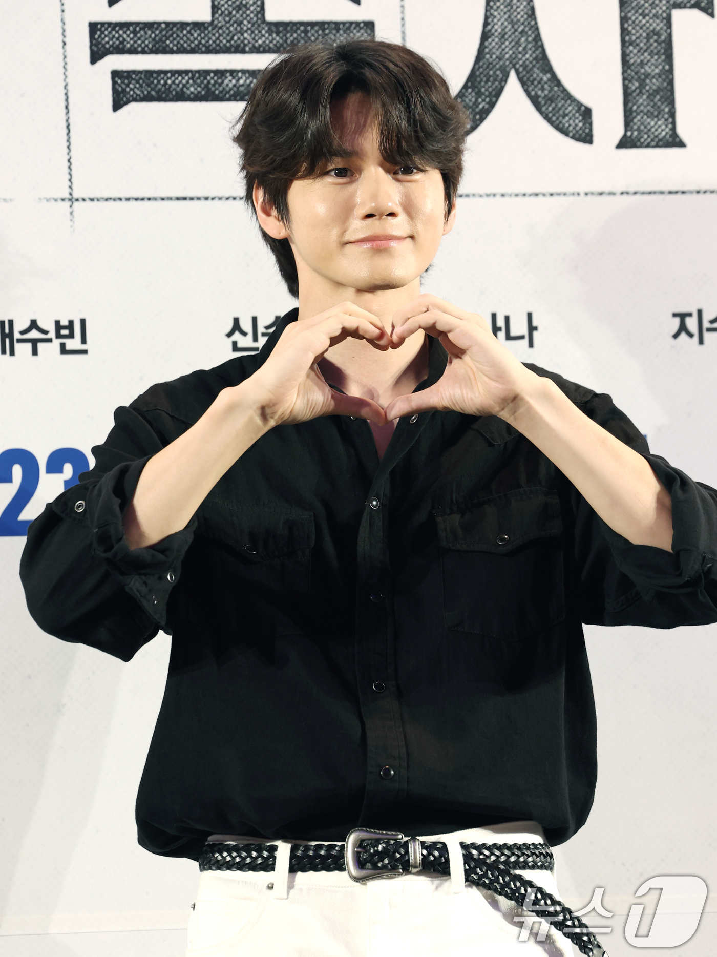 (서울=뉴스1) 권현진 기자 = 가수 겸 배우 옹성우가 21일 서울 송파구 롯데시네마 월드타워점에서 열린 영화 '전지적 독자 시점‘(감독 김병우) VIP 시사회에 참석해 포즈를 취 …