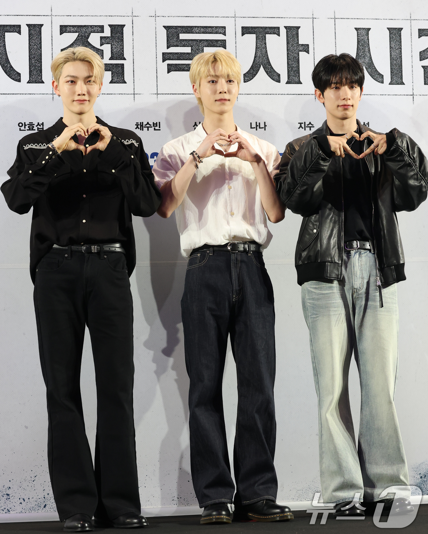 (서울=뉴스1) 권현진 기자 = 그룹 올아워즈가가 21일 서울 송파구 롯데시네마 월드타워점에서 열린 영화 '전지적 독자 시점‘(감독 김병우) VIP 시사회에 참석해 포즈를 취하고 …