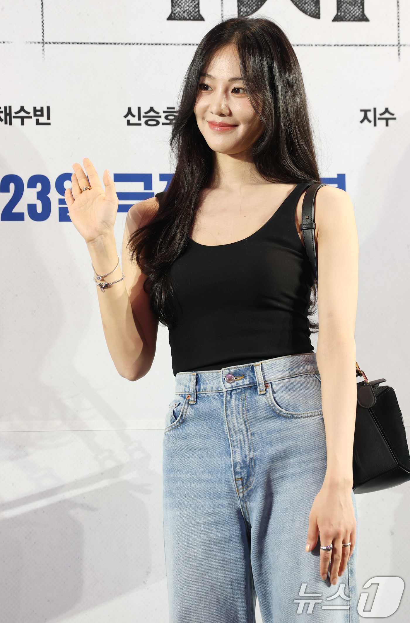 (서울=뉴스1) 권현진 기자 = 배우 한지은이 21일 서울 송파구 롯데시네마 월드타워점에서 열린 영화 '전지적 독자 시점‘(감독 김병우) VIP 시사회에 참석해 포즈를 취하고 있다 …