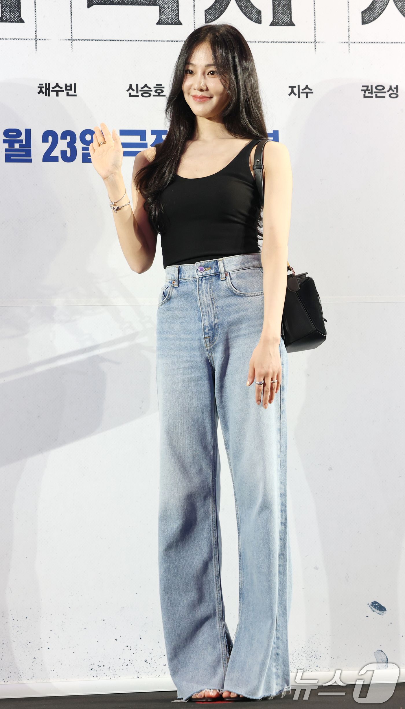 (서울=뉴스1) 권현진 기자 = 배우 한지은이 21일 서울 송파구 롯데시네마 월드타워점에서 열린 영화 '전지적 독자 시점‘(감독 김병우) VIP 시사회에 참석해 포즈를 취하고 있다 …