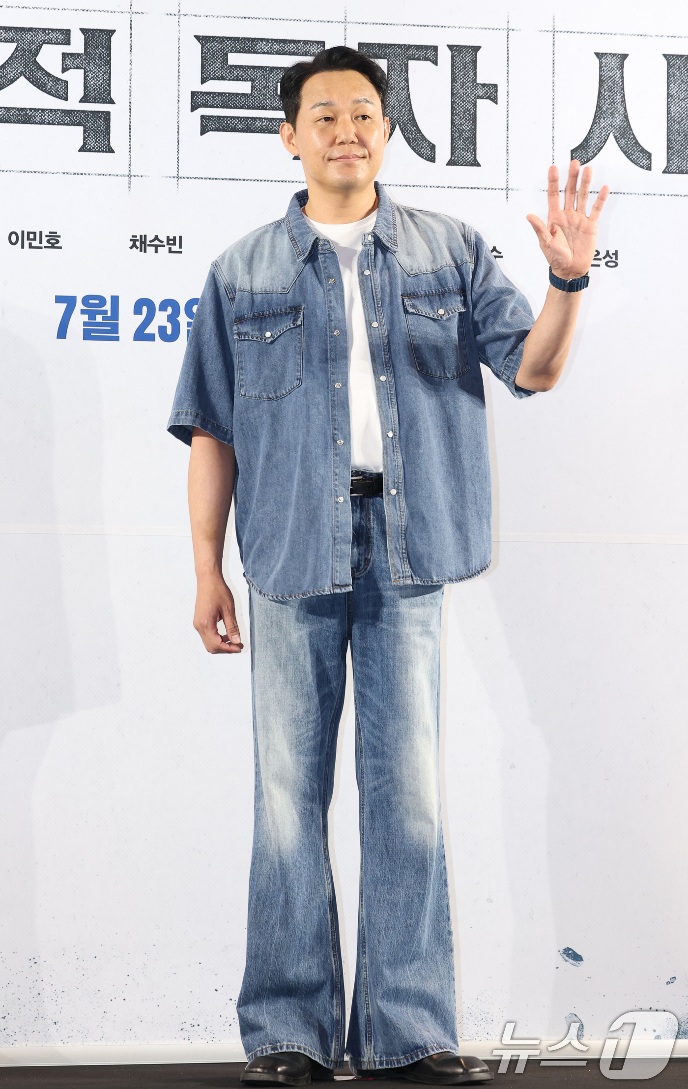 (서울=뉴스1) 권현진 기자 = 배우 박성웅이 21일 서울 송파구 롯데시네마 월드타워점에서 열린 영화 '전지적 독자 시점‘(감독 김병우) VIP 시사회에 참석해 포즈를 취하고 있다 …