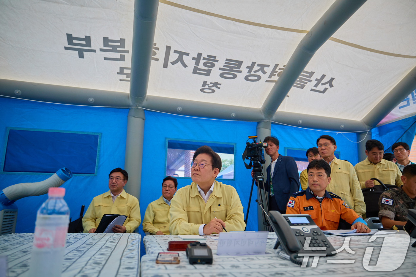 (서울=뉴스1) 허경 기자 = 이재명 대통령이 21일 경남 산청군 산청읍 행정복지센터 앞에 마련된 호우 피해 통합지원본부에서 보고를 받고 있다. (대통령실 제공. 재판매 및 DB …