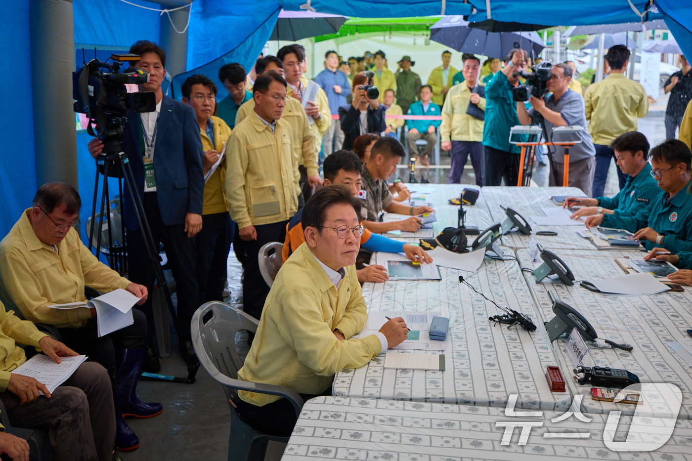 (서울=뉴스1) 허경 기자 = 이재명 대통령이 21일 경남 산청군 산청읍 행정복지센터 앞에 마련된 호우 피해 통합지원본부에서 보고를 받고 있다. (대통령실 제공. 재판매 및 DB …