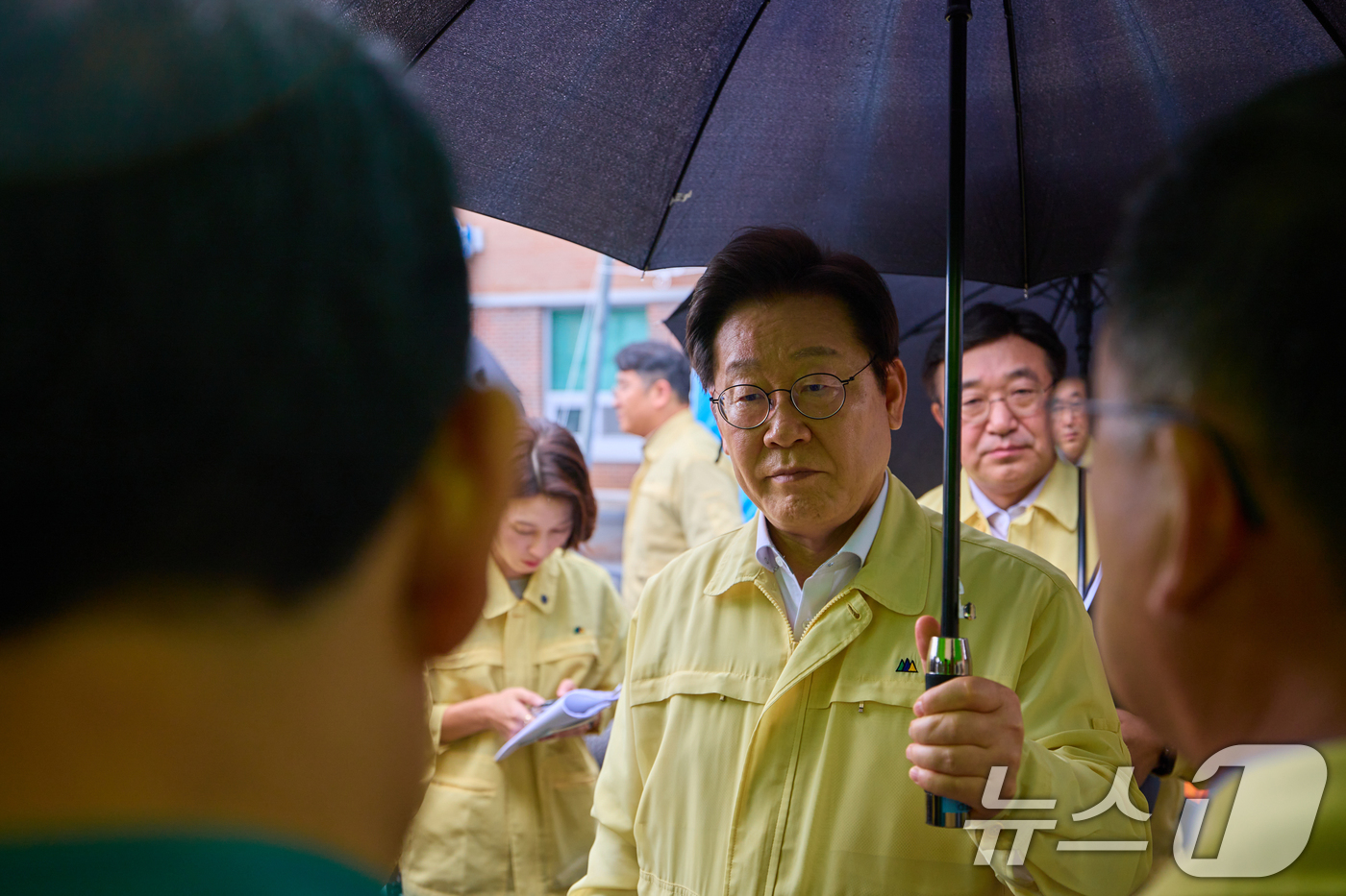 (서울=뉴스1) 허경 기자 = 이재명 대통령이 21일 기록적인 폭우가 쏟아진 경남 산청군 산청읍 부리마을에서 피해 상황을 점검하고 있다. (대통령실 제공. 재판매 및 DB 금지) …