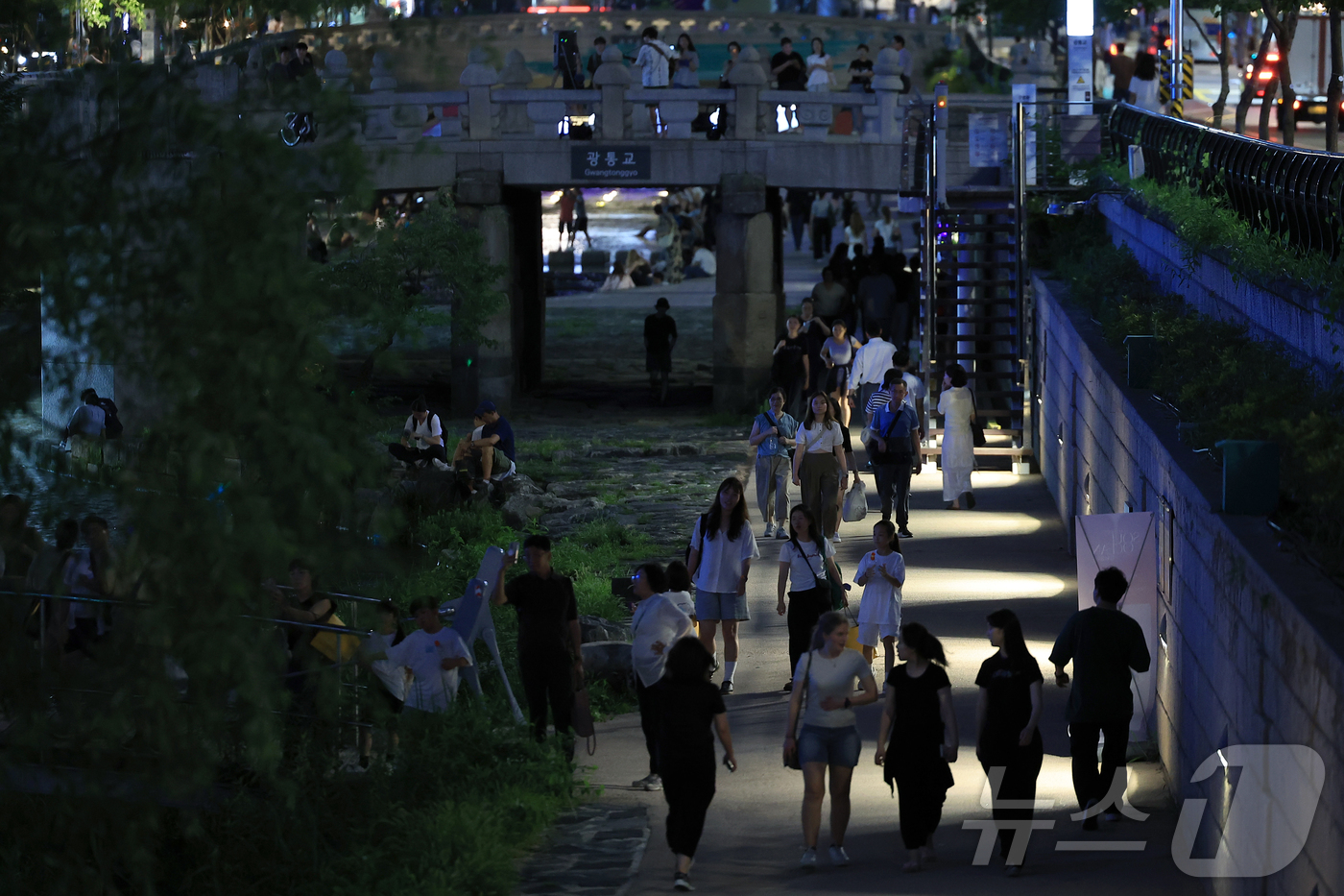 (서울=뉴스1) 박정호 기자 = 전국 곳곳에서 밤사이 열대야를 보인 21일 밤 서울 청계천을 찾은 관광객 및 시민들이 산책을 하고 있다.  2025.7.21/뉴스1