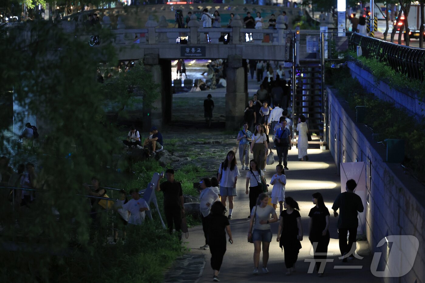 본문 이미지 - 전국 곳곳에서 밤사이 열대야를 보인 21일 밤 서울 청계천을 찾은 관광객 및 시민들이 산책을 하고 있다. 2025.7.21/뉴스1 ⓒ News1 박정호 기자