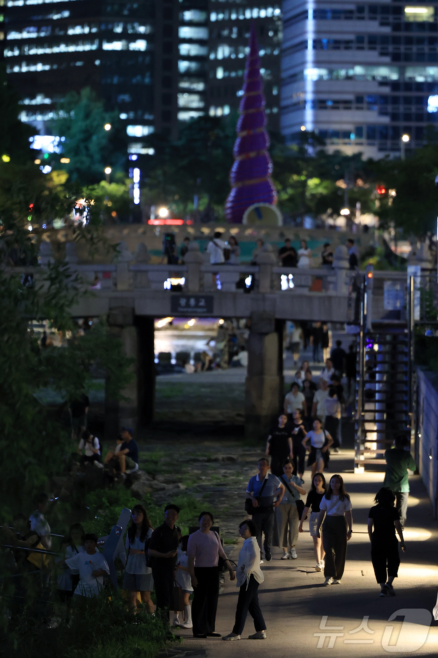 (서울=뉴스1) 박정호 기자 = 전국 곳곳에서 밤사이 열대야를 보인 21일 밤 서울 청계천을 찾은 관광객 및 시민들이 산책을 하고 있다.  2025.7.21/뉴스1